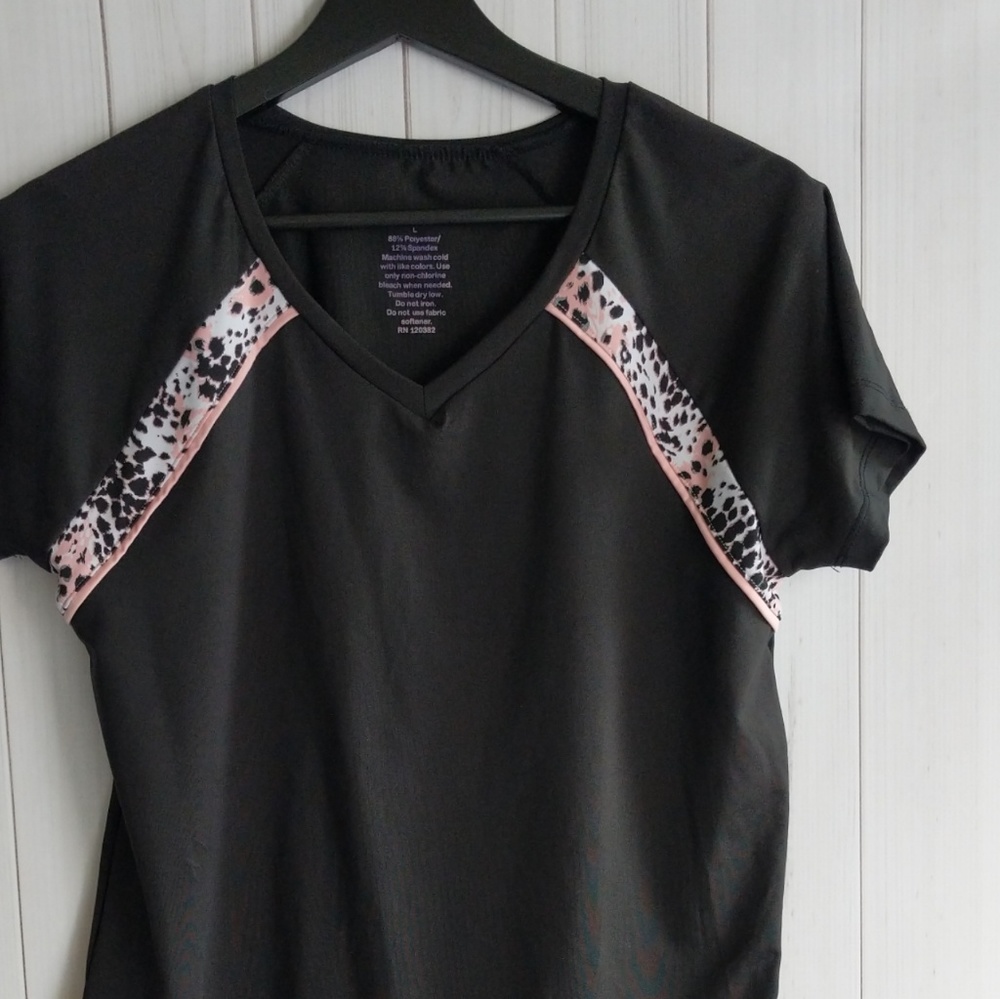 Lulu workout tee shirt with animal print detail - Picture 9 of 9